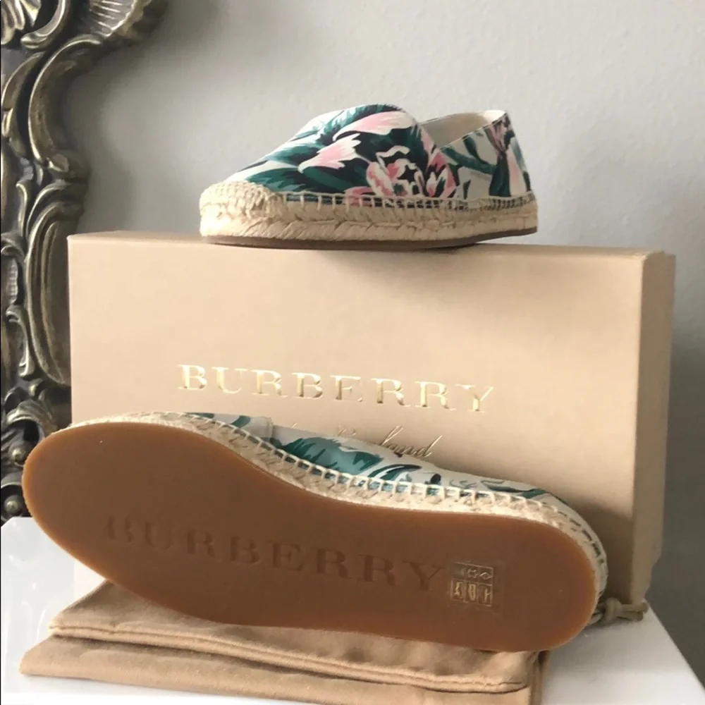 NIB Burberry Peony Rose Print Canvas Espadrilles